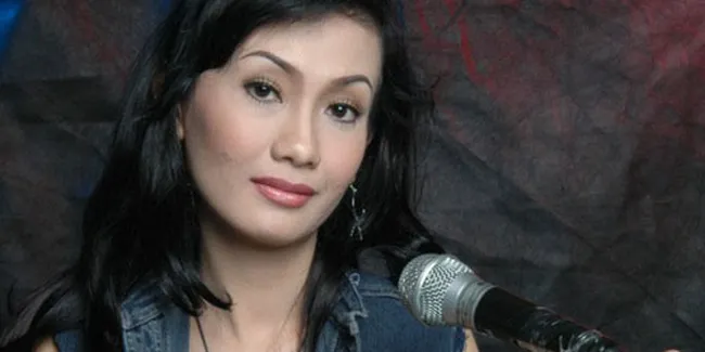 Karena Foto Bugil Tunangan Ayu Oktasari Ditunda?