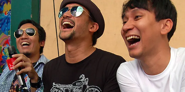 Tora Sudiro Berlatih Menyanyi Bareng Eross Candra