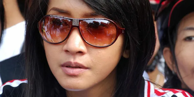 Cut Memey Pilih Sepeda Yang Bisa Masuk Mobil