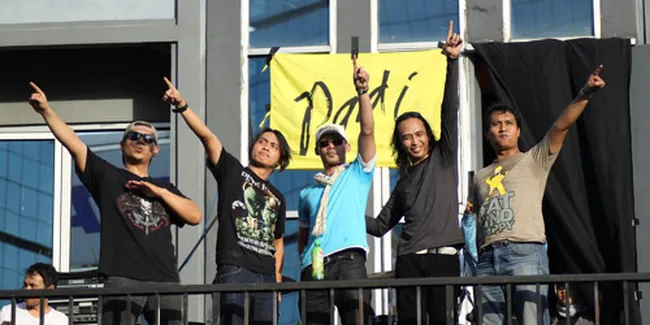 Padi Rayakan Ultah Main di Teras Gedung