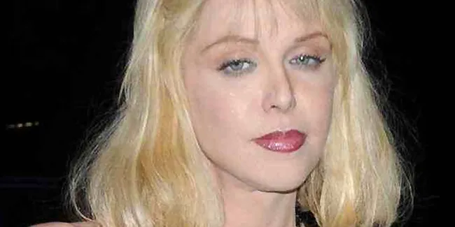 Courtney Love Posting Foto-Foto Bugil di Facebook