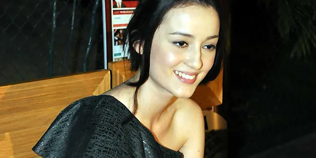 Julie Estelle Bantah Putus Dengan Ello