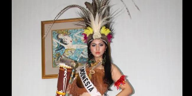 Qory Sandioriva Berbusana Papua di Sesi National Costume