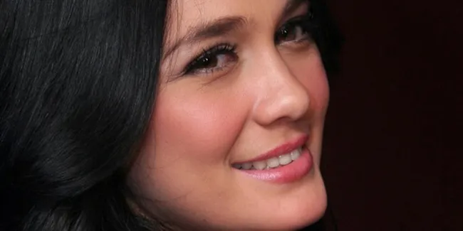 Luna Maya Hadir di Pemakaman Ayah Tyas Mirasih