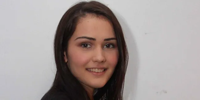 Senk Lotta Diberi Bunga Lelaki Tak Dikenal