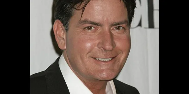 Charlie Sheen Ditemukan Telanjang di Kamar Mandi Restoran