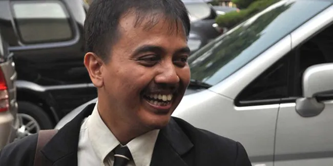 Roy Suryo Tolak Komentar Jabat Tangan Tifatul - Michelle