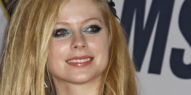 Avril Lavigne Resmi Jadi Janda