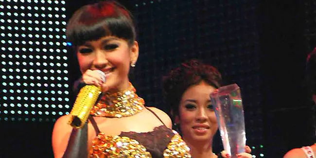 Julia Perez - Dewi Perssik Rebutan DND Awards