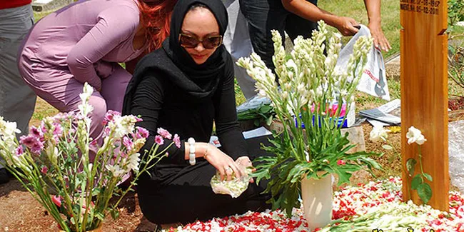 Bentuk Cinta Angie Untuk Adjie, Pesan Tanah