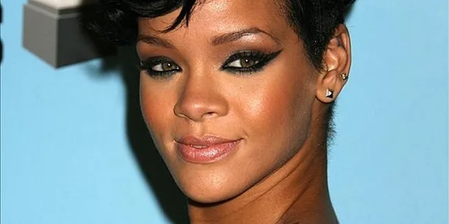 Rihanna Bakal Tampil di V Festival