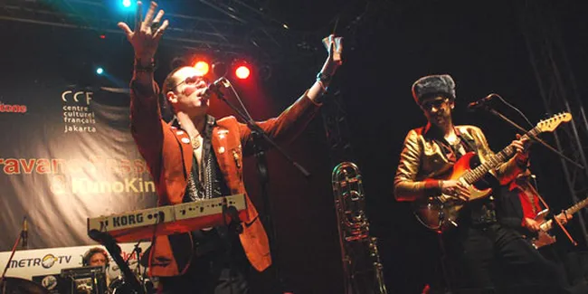 La Caravane Passe Satukan Penonton