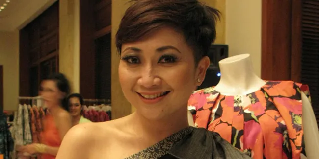 Di-Skin Head, Indy Barends Lebih Ganteng Dari Suami