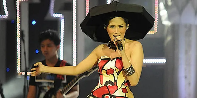 Mulan Pesta Kostum di Peluncuran Albumnya