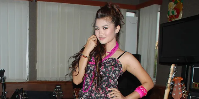 Fitri Carlina Akui Beban Bawa Nama Kakak