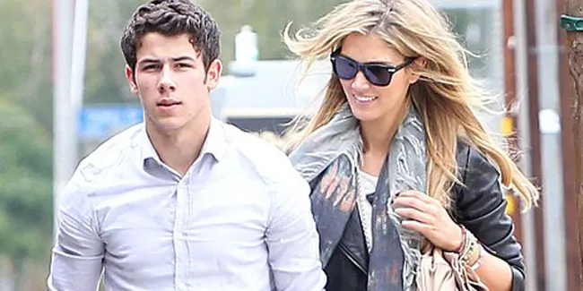 Nick Jonas - Delta Goodrem Ciuman di Bandara