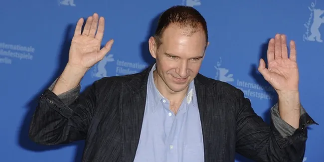 Ralph Fiennes Bakal Garap 'INVISIBLE WOMAN'