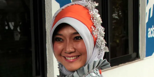 Sulis Jadi Guru Nyanyi