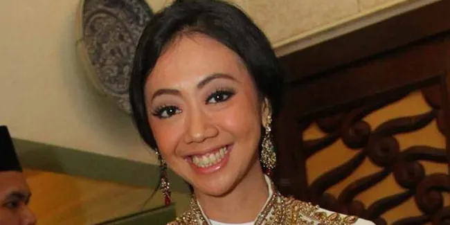 Asri Welas, Antara Kerja dan Keluarga