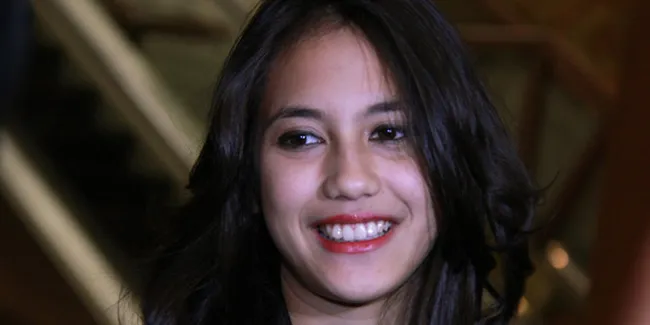 Pevita Pearce Salut Dengan Kahitna