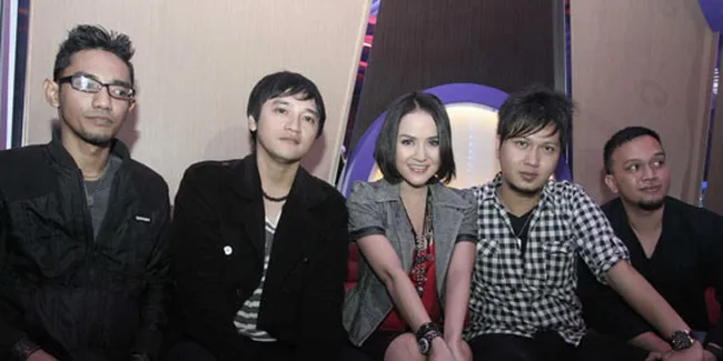 Uups, Cynthiara Alona Jadi Mami Zeevo Band