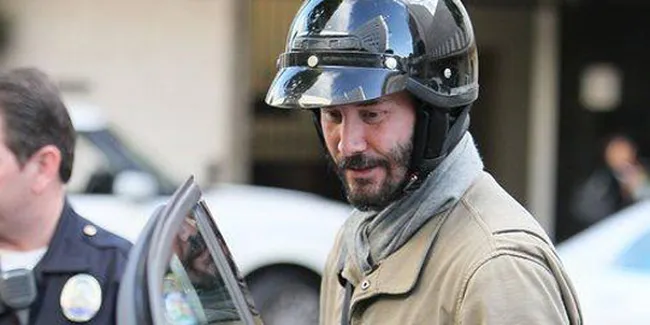 Motor Keanu Reeves Ditabrak Mobil