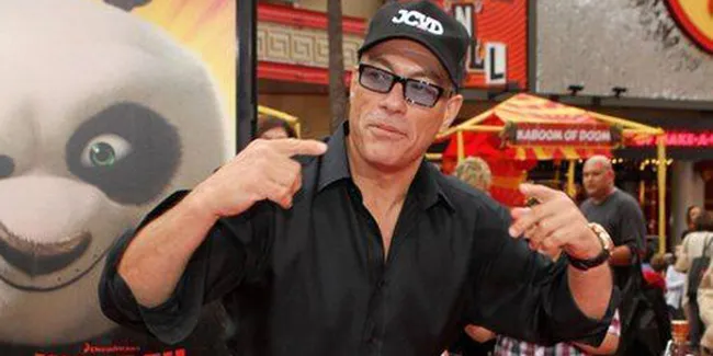 Ups, Van Damme Plus Mobilnya Nyemplung ke Kanal!