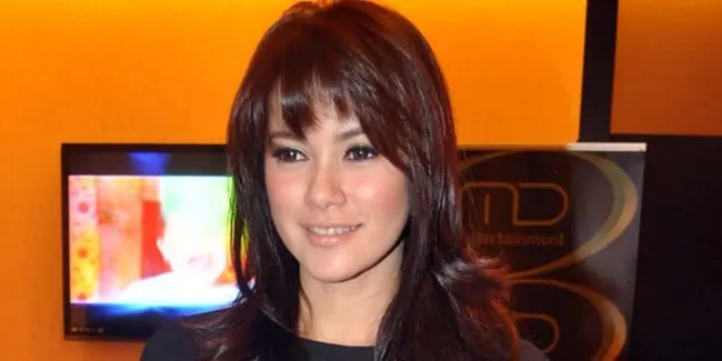 Olla Ramlan Ngedance di Video Klip Stop!