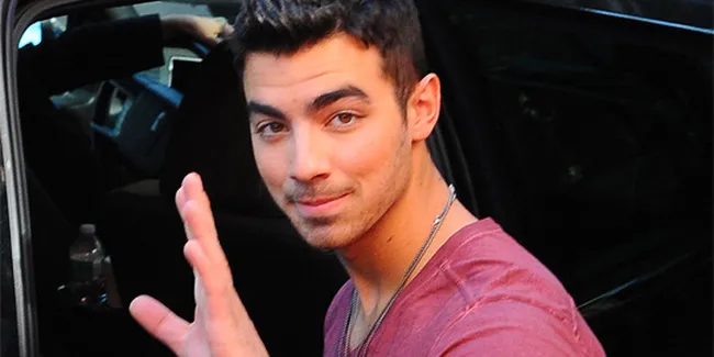 Britney Spears Liar, Joe Jonas Pun Tersipu-Sipu!