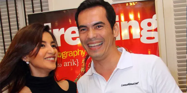 Attalarik Syah Bergelayutan Dengan Orang Utan