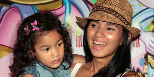Nova Eliza Rayakan Ulang Tahun Anak Tanpa Suami