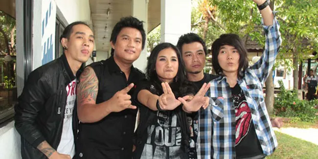 Kendaraan Winner Band Alami Kecelakaan