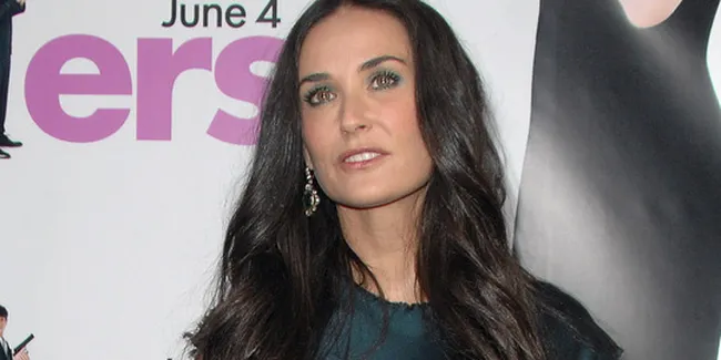 Demi Moore Sakit Akibat Overdosis Gas Tertawa?