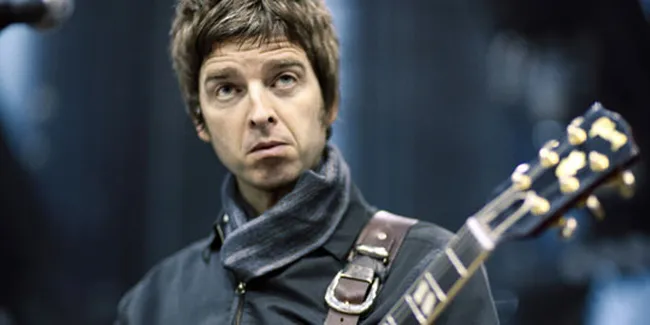 Noel Gallagher Koleksi CD dan Bra Wanita