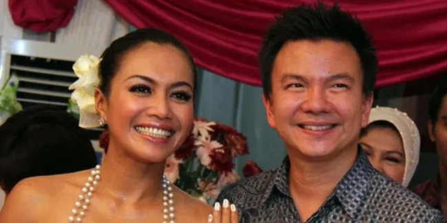 Usai Akad Nikah, Denada Acungkan Metal