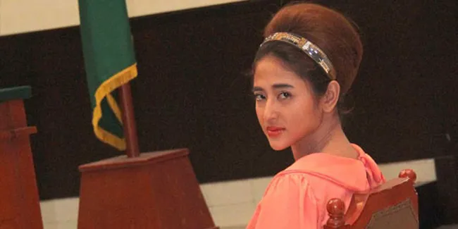 Menangis di Sidang, Dewi Perssik Berharap Dibebaskan