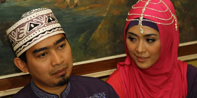 Saat Umroh, Istri Ustad Solmed Kembali Nyatakan Cinta