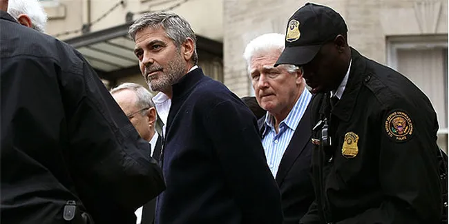 Ditangkap, George Clooney Pilih Ibu Daripada Pengacara