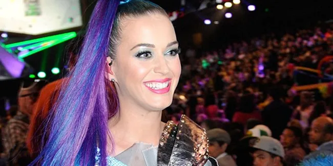 Ups! Baju Katy Perry Meleleh di Ajang KCA 2012