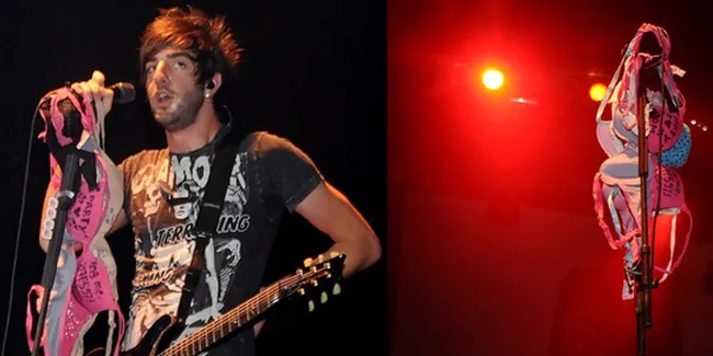 Asyik Manggung, Para Musisi Dihujani Bra!