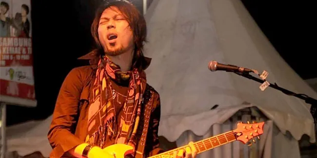 Edwin Cokelat Produseri Band Indie