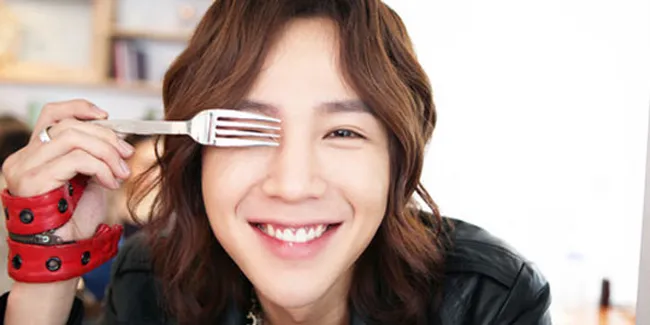 Jang Geun Suk Rayakan Ultah ke-25 di Pantai