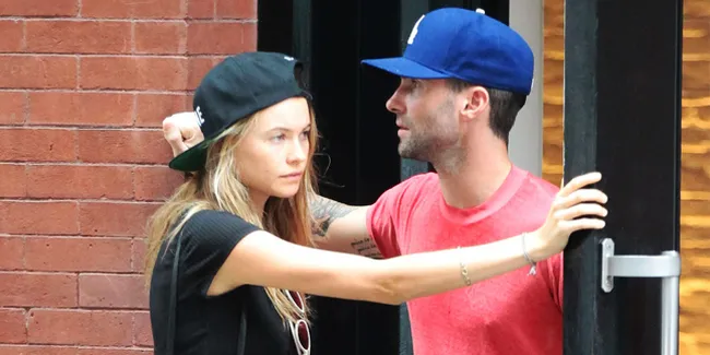 1 Tahun Menikah, Adam Levine - Behati Prinsloo Terancam Bubar?