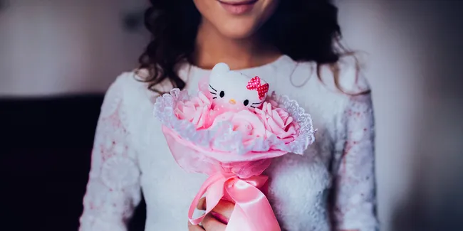 3 Selebriti Ini Kesengsem Dengan Pesona si Kucing Imut, Hello Kitty