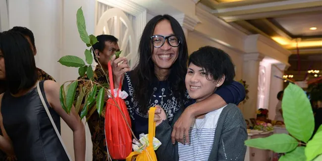 5 Hari Sebelum Ditalak Cerai Aming, Evelyn Kunjungi Makam Anaknya