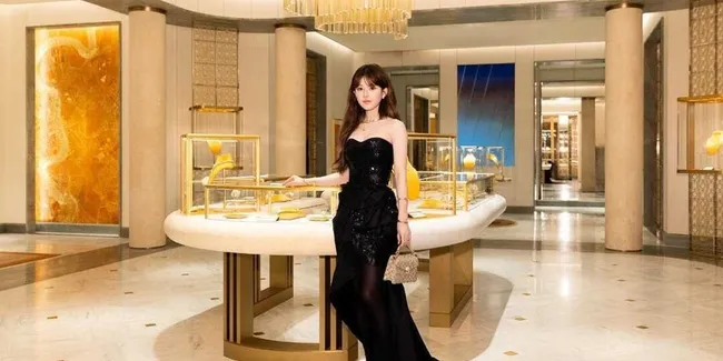 5 Potret Gaya Baru Zhao Lusi Berponi Bikin Publik Terpukau di Momen Langka