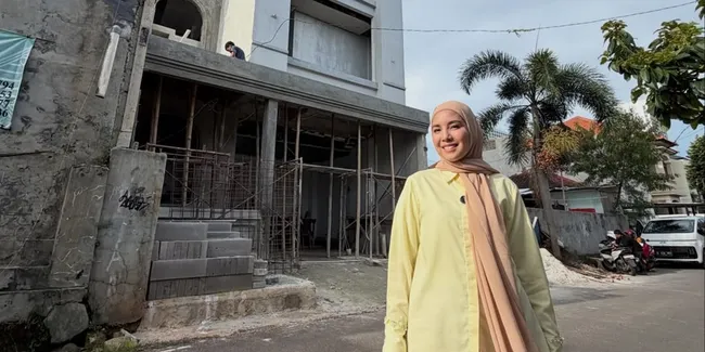 6 Potret Kos Baru Tya Ariestya yang Lagi Dibangun, Tinggi Menjulang - Empat Lantai