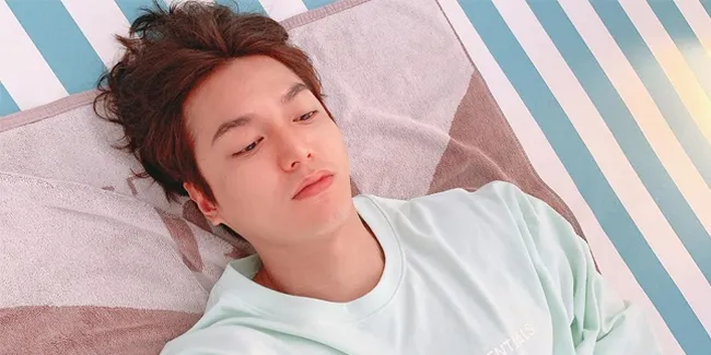 7 Pose Kocak Lee Min-ho, Dari Nyelam di Kolam sampai Tidur di Kafe