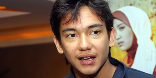 Adipati Dolken Ingin Berangkatkan Haji Orang Tua