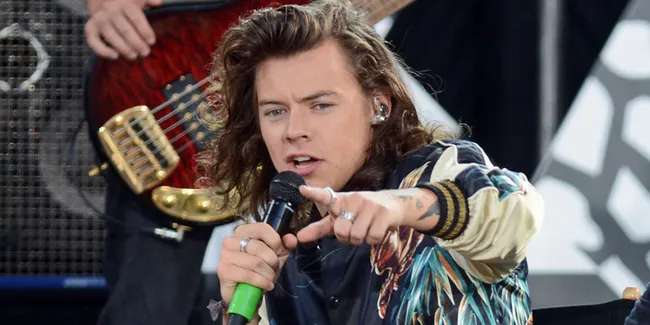 Aduh! Kaki Harry Styles Patah Ketika Manggung